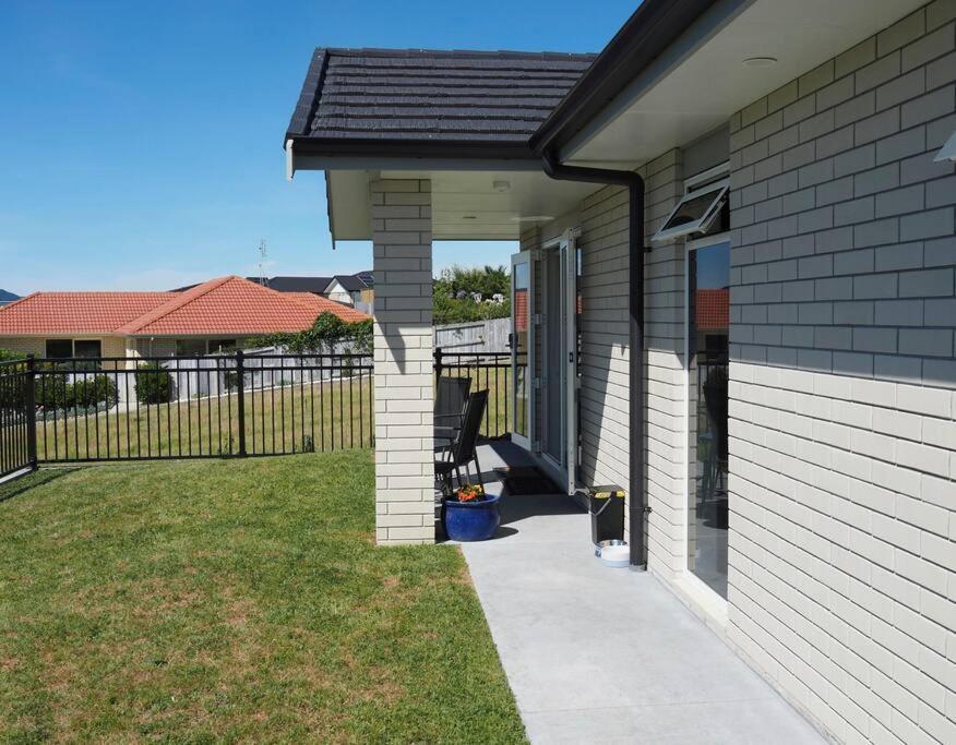 Paradise On The Sand Hotel Whakatane Exterior photo