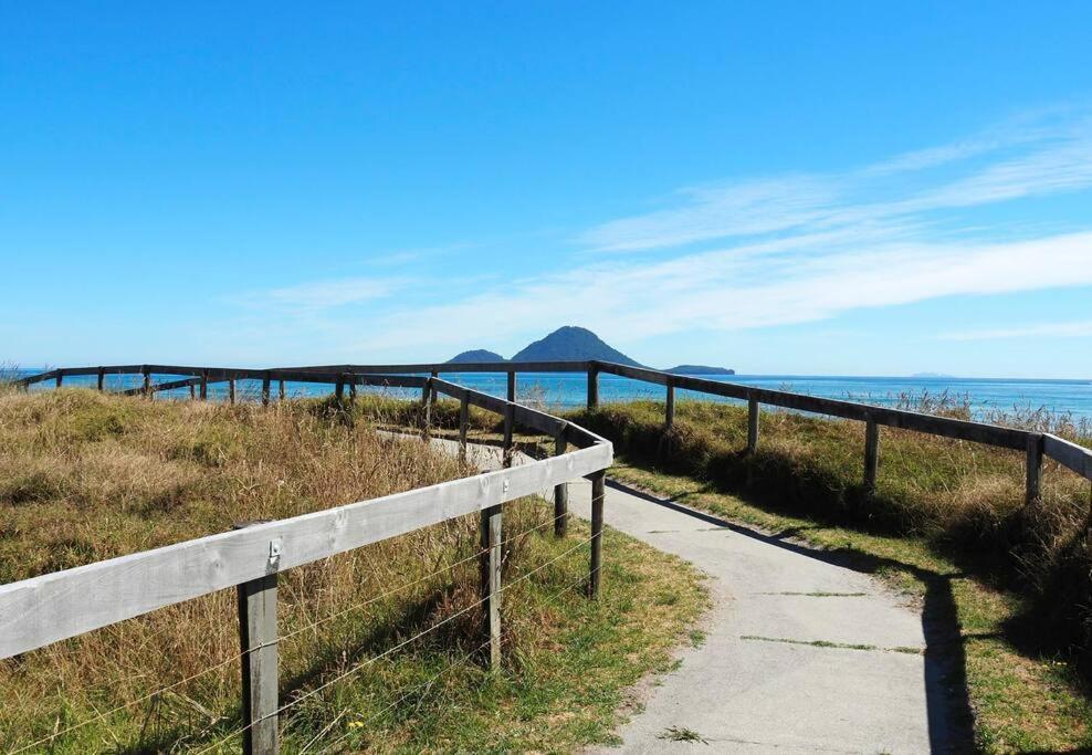 Paradise On The Sand Hotel Whakatane Exterior photo